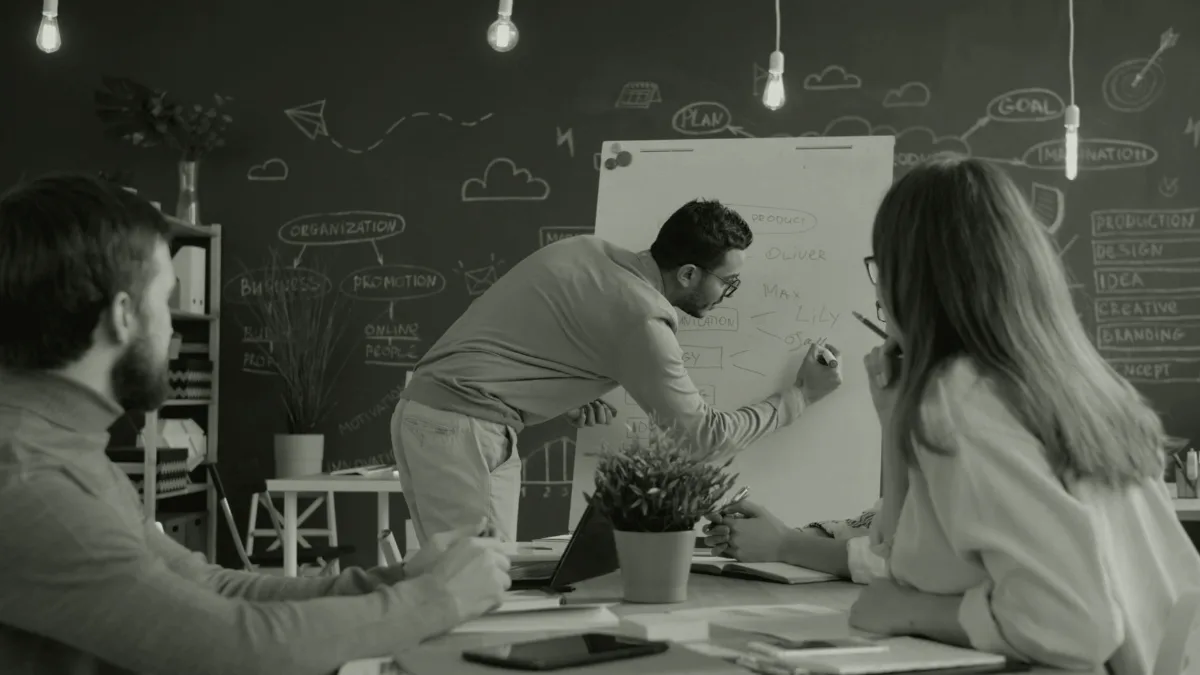 Equipo directivo trabajando frente a una pizarra