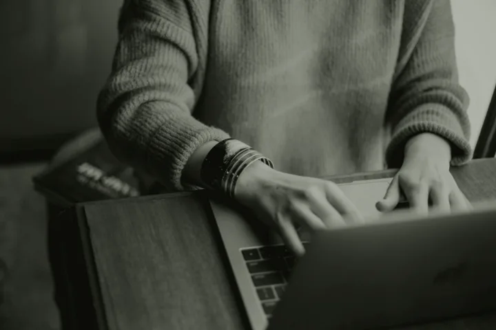 Manos trabajando en una laptop